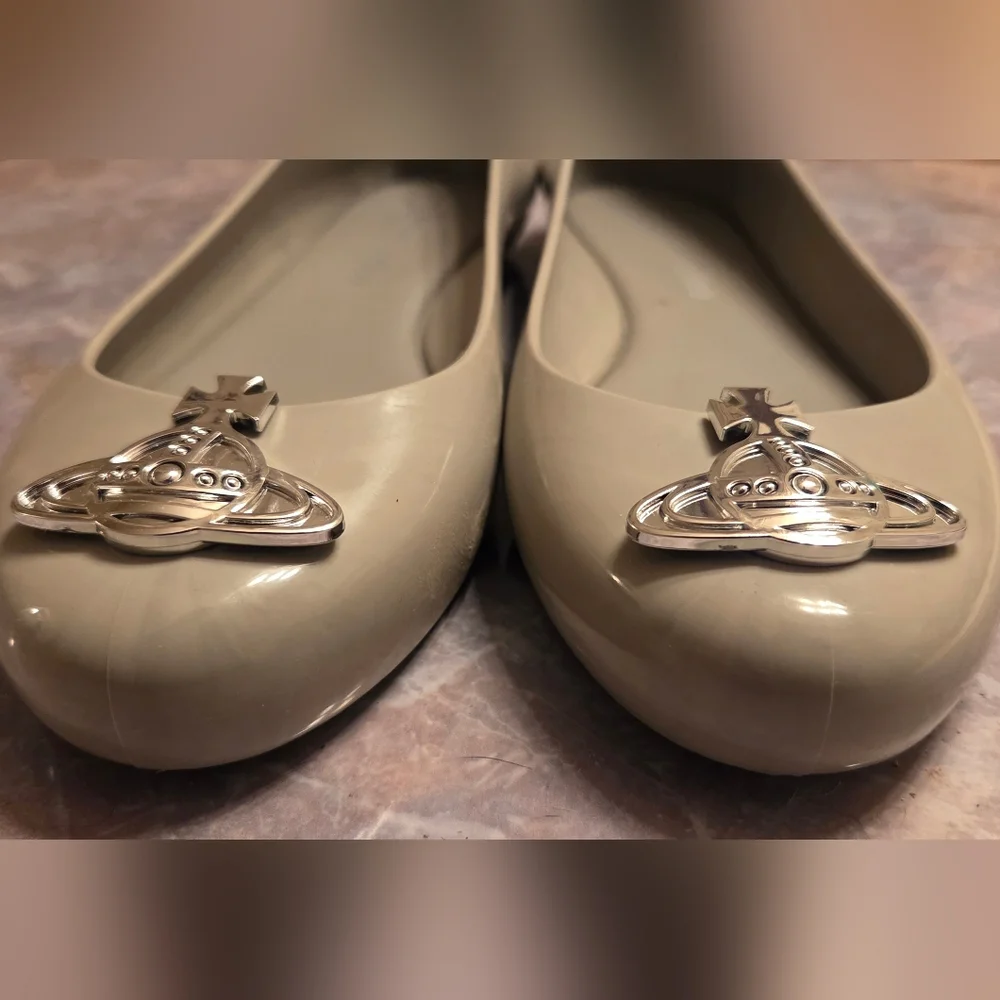 Vivienne Westwood x Melissa Patent Grey Ballet Flats with Orb - Picture 2 of 6